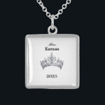 Krone Sterling Silberkette<br><div class="desc">Sterling Silver und in quadratischer Form hat diese hübsche Halskette in der Mitte ein Bild einer glänzenden, paarigen Königenkrone in Silber. Nur auf Vorderseite. Text von Seitenname und Datum. Ideal auch für ehemalige Königshäuser und Hostessen! Kleine Größe angezeigt. Sie können diese Halskette mit dieser Vorlage anpassen, um die Beispielinformationen in...</div>