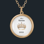 Krone Vergoldete Kette<br><div class="desc">Die goldene und runde Kette hat in ihrer Mitte ein Bild von einer glänzenden, in Gold gekrönten Seitenkönigskrone. Nur auf Vorderseite. Text von Seitenname und Datum. Ideal auch für ehemalige Königshäuser und Hostessen! Sie können diese Halskette mit dieser Vorlage anpassen, um die Beispielinformationen in Ihre eigene zu ändern.</div>