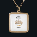Krone Vergoldete Kette<br><div class="desc">Die goldene und quadratische Kette hat in ihrer Mitte ein Bild einer glänzenden, in Gold gekrönten Seitenkönigin. Nur auf Vorderseite. Text von Seitenname und Datum. Ideal auch für ehemalige Königshäuser und Hostessen! Sie können diese Halskette mit dieser Vorlage anpassen, um die Beispielinformationen in Ihre eigene zu ändern.</div>