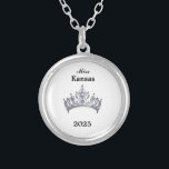 Krone Versilberte Kette<br><div class="desc">Silber plattiert und in einer runden Form hat diese hübsche Halskette in der Mitte ein Bild einer glänzenden, silbernen, paarigen Königenkrone. Nur auf Vorderseite. Text von Seitenname und Datum. Ideal auch für ehemalige Königshäuser und Hostessen! Sie können diese Halskette mit dieser Vorlage anpassen, um die Beispielinformationen in Ihre eigene zu...</div>