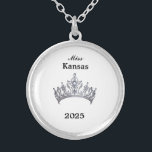 Krone Versilberte Kette<br><div class="desc">Silber plattiert und in einer runden Form hat diese hübsche Halskette in der Mitte ein Bild einer glänzenden, silbernen, paarigen Königenkrone. Nur auf Vorderseite. Text von Seitenname und Datum. Ideal auch für ehemalige Königshäuser und Hostessen! Mittlere Größe angezeigt. Sie können diese Halskette mit dieser Vorlage anpassen, um die Beispielinformationen in...</div>