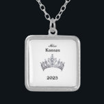 Krone Versilberte Kette<br><div class="desc">Silber plattiert und in quadratischer Form hat diese hübsche Halskette in der Mitte ein Bild einer glänzenden Seitenkönigskrone in Silber. Nur auf Vorderseite. Text von Seitenname und Datum. Ideal auch für ehemalige Königshäuser und Hostessen! Sie können diese Halskette mit dieser Vorlage anpassen, um die Beispielinformationen in Ihre eigene zu ändern....</div>