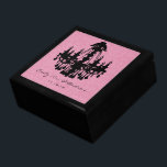 Kronleuchter Pink Black Damask Jubiläum Erinnerungskiste<br><div class="desc">Die Personalisierte Schmuckbox oder die Gedächtnisbox - Elegante Weihnachtsgeschenke zum Geburtstag oder Valentinstag Geschenke zum Hochzeitsfeiern - im Custom Designer für Black Lacquer aufbewahren</div>