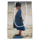 Kroyer - Little Girl stehend am Skagen Beach Mittlere Geschenktüte (Rückseite)