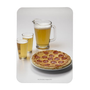 Krug und zwei halbe Liter Bier neben Pepperonis Magnet