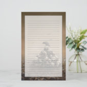 Kruge, die auf einem Stück Skulptur sitzt Briefpapier (Stehend Vorderseite)