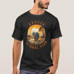 Kruger Nationalpark Südafrika Elephant Retro T-Shirt<br><div class="desc">Krüger Vektorgrafik Design. Der Krüger Nationalpark im Nordosten Südafrikas ist eines der größten Spielreservate Afrikas. Seine hohe Dichte an Wildtieren umfasst die Big 5: Löwen,  Leoparden,  Nashörner,  Elefanten und Büffel.</div>