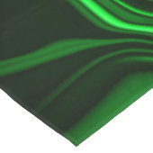 Krümmungen und Falten grün nickeliert auf dunklem  Tischdecke (Schrägansicht)