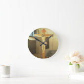Kruzifix (Tempera auf Holz) Runde Wanduhr (Zuhause)