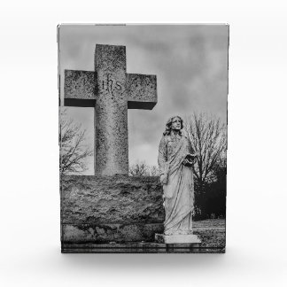 Kruzifix und Engel in Schwarzweiß Fotoblock