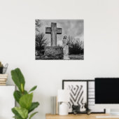 Kruzifix und Engel in Schwarzweiß Poster (Heimbüro)
