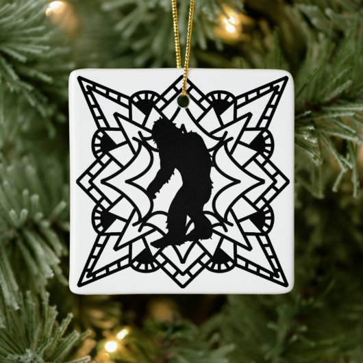 Kryptid Grosser Fuß, Sasquatch in einem Mandala Keramikornament (Baum)