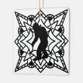 Kryptid Grosser Fuß, Sasquatch in einem Mandala Keramikornament (Links)