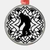 Kryptid Grosser Fuß, Sasquatch in einem Mandala Ornament Aus Metall (Vorne)