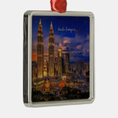 Kuala Lumpur Skyline in der Nacht Ornament Aus Metall (Rechts)