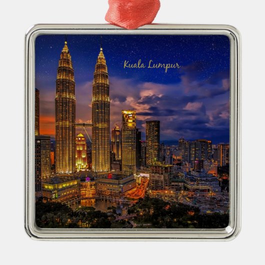 Kuala Lumpur Skyline in der Nacht Ornament Aus Metall (Vorne)
