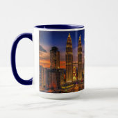 Kuala Lumpur Skyline in der Nacht Tasse (Links)