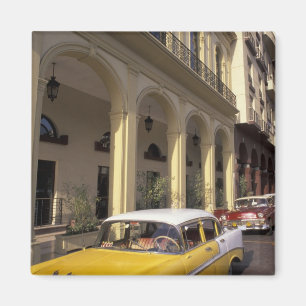 Kuba, Havanna. Farbige Chevys aus den 1950er Jahre Magnet
