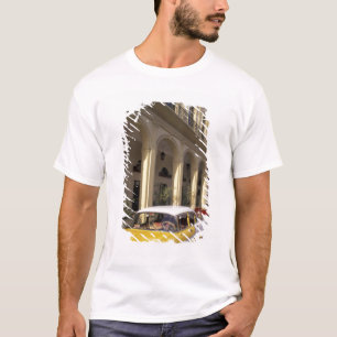 Kuba, Havanna. Farbige Chevys aus den 1950er Jahre T-Shirt