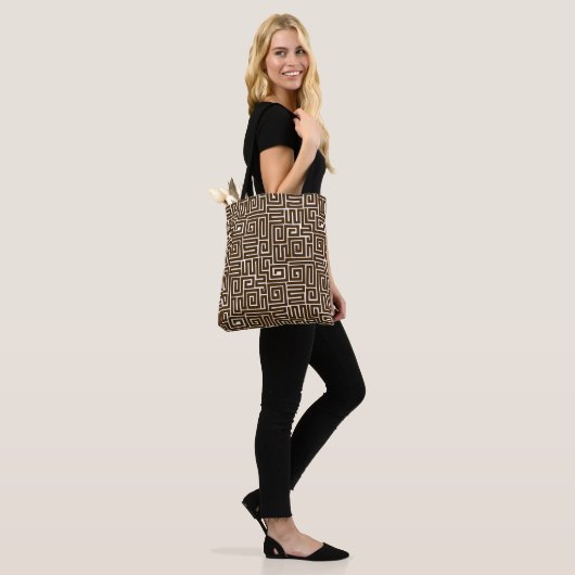 Kuba Style Pattern 280922 - Dunkelbraun auf Weiß Tasche (Am Model)