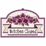 "Küche geschlossen" - dekoratives Zeichen - 05 Freistehende Fotoskulptur<br><div class="desc">Karminrote Rosen auf Creme: Dieses Einzelteil ist ein Teil einer großen Sammlung Mischungs- u. Matchgeschenke alle mit den gleichen Elementen des grundlegenden Entwurfs. Der ursprüngliche Entwurf war handgemalt und kennzeichnet karminrote Rosen auf einem Sahnehintergrund, Kastanienbraun und Creme-Karos und -streifen und etwas cremefarbene Spitze auf einem karminroten oder kastanienbraunen Hintergrund. Grafik...</div>