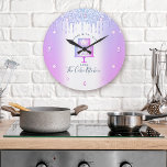 Kuchen Bäckerei Konditorei Koch Lila Glitzer Tropf Große Wanduhr<br><div class="desc">Mit dieser eleganten, eleganten, einfachen und modernen individuelle Name-Wanduhr erwecken Sie einen stilvollen Eindruck. Ein funkelnd, lila, rosa, blauer 2-Schicht-Kuchen, handgeschriebene Schrift-Typografie und Glitzer-Tropfen überlagern ein Imitat metallisch lila blau ombre Hintergrund. Personalisieren Sie Ihre Daten mit Ihrem vollständigen Namen, Ihrer Firma oder anderen Informationen. Ihre Wahl einer rund oder quadratisch...</div>