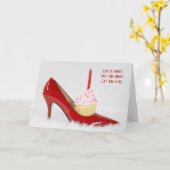 Kuchen in rotem Schuh auf weißem Pelz Karte (Gelbe Blume)