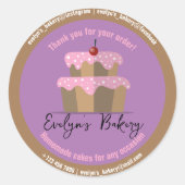 Kuchen mit rosafarbenem Zuckerguss, hausgemachte B Runder Aufkleber (Vorderseite)