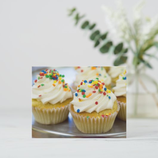 Kuchen mit Sprinklen auf der Postkarte (Stehend Vorderseite)
