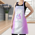 Kuchengebäck Koch Lila Glitzer Tropfen Skript Schürze<br><div class="desc">Hier ist ein wunderbarer Weg, um den Spaß des Backens zu ergänzen. Genießen Sie die kulinarischen Abenteuer, wenn Sie diese elegante, raffinierte, einfache und moderne Schürze tragen. Ein funkelnd, lila, blauer, pinkfarbener 2-Schicht-Kuchen, handgeschriebene Kalligraphie-Schrift-Typografie und Glitzer-Tropfen überlagern ein Imitat metallisch lila ombre-Hintergrund. Personalisieren Sie Ihre Daten mit Ihrem Namen oder...</div>