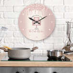 Kuchengebäck Koch Rose Gold Glitzer Tropfen<br><div class="desc">Mit dieser eleganten, eleganten, einfachen und modernen individuelle Name-Wanduhr erwecken Sie einen stilvollen Eindruck. Ein funkelnd, Rose Gold 2 Schicht Kuchen, handgeschriebene Schrift Typografie und Glitzer Tropfen überlagern ein Imitat metallische Rose Gold ombre Hintergrund. Personalisieren Sie Ihre Daten mit Ihrem vollständigen Namen, Ihrer Firma oder anderen Informationen. Ihre Wahl einer...</div>