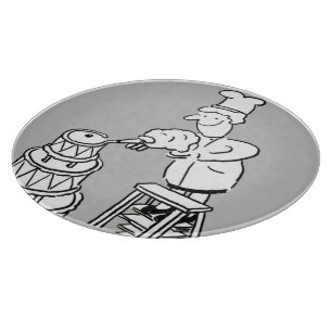 Kuchenmacher dekorieren einen riesengroßen Kuchen Schneidebrett