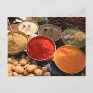 Küchenschüsseln auf dem indischen Markt Postkarte