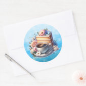 Kuchenstück, Kaffeebecher und Blume Runder Aufkleber (Umschlag)