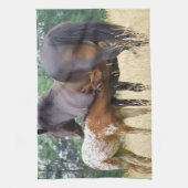 Küchentuch Mama Horse Füttre ihr Baby (Vertikal)