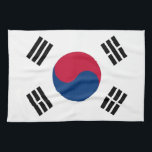 Küchentuch mit Flagge Südkoreas<br><div class="desc">Fügen Sie Ihrer Küche mit unserem exklusiven Küchentuch, das die Flagge Südkoreas trägt, einen Glanz südkoreanischen Stolzes hinzu! Dieses Küchentuch, das mit Sorgfalt und Liebe zum Detail gestaltet wurde, ist nicht nur ein praktisches Objekt, sondern ein lebendiges Fest der südkoreanischen Kultur und Tradition. Das auffallende Design zeigt die berühmte südkoreanische...</div>