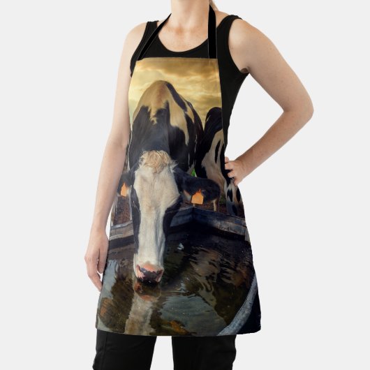 Kuh am Wassertrog Schürze (InSitu)