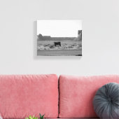 Kuh auf der Seite des Monumentals 8x10 Leinwanddruck (Insitu (Wohnzimmer))