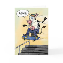 Kuh auf einem Skateboard brüllt