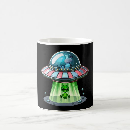 Kuh entführender Außerirdischer Kaffeetasse (Mittel)