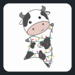 Kuh fröhliche Weihnachts-Wintertiere Kühe Quadratischer Aufkleber<br><div class="desc">Die Kuh zu Weihnachten mit Feenlicht. Hübsche Tiere mit Geschenken und Schnee für den Urlaub. Auch lustig für Weihnachten im Juli. Kühe sind niedliche Tiere und perfekt zu Weihnachten.</div>