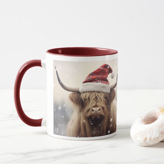 Kuh in einer Weihnachtsmannmütze Weihnachtsfeierta Tasse (Mit Donut)