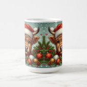 Kuh in Weihnachtsmannmütze umgeben von Weihnachtss Kaffeetasse (Mittel)
