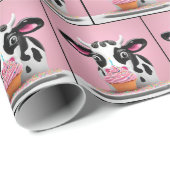 Kuh mit Geburtstagskuchen auf rosa Geschenkpapier (Rolleneckpunkt)