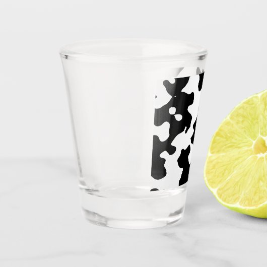Kuh-Muster Schwarzweiss Schnapsglas (Links)