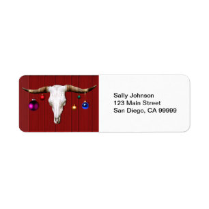 Kuh Schädel mit Weihnachtsschmuck auf Rotbarn