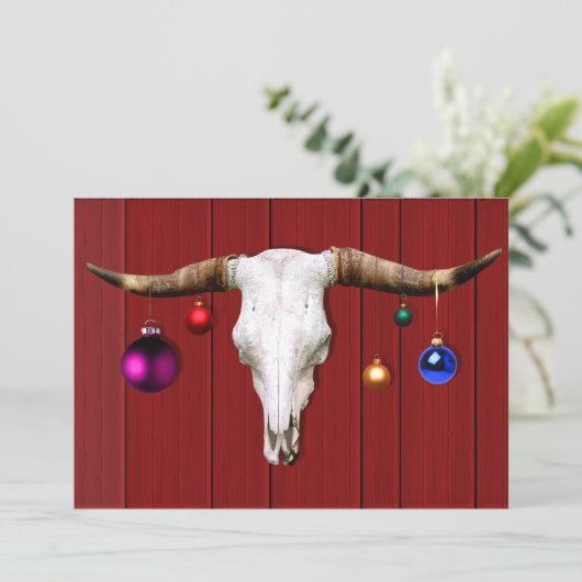 Kuh Schädel mit Weihnachtsschmuck auf Rotbarn Einladung (Stehend Vorderseite)
