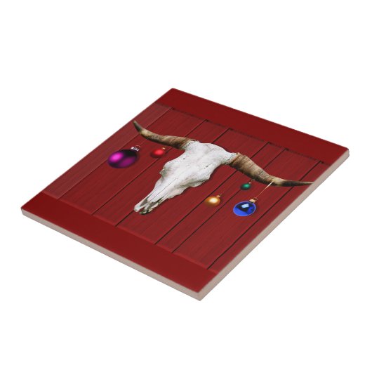 Kuh Schädel mit Weihnachtsschmuck auf Rotbarn Fliese (Seite)