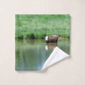 Kuh schwimmt in einem Teich Badhandtuch Set (Waschlappen)