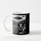 Kuh-Selfie mit Alien-UFO Lustiger Kuhbauer Männer Kaffeetasse (Links)
